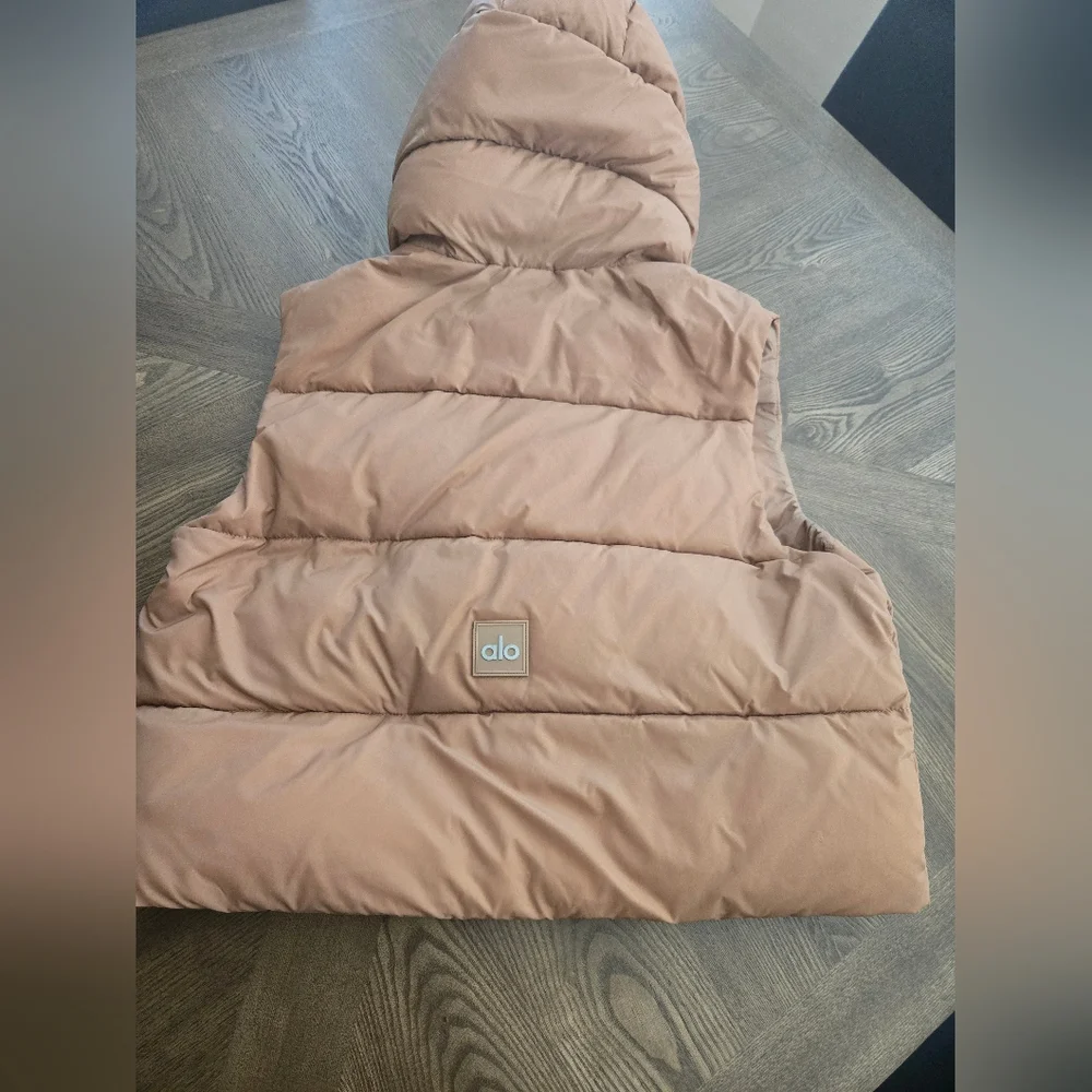 Alo Yoga Gold Rush Puffer Vest in Toasted Almond sz LARGE
